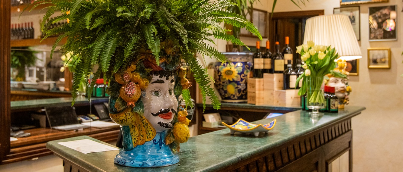 Il banco di accoglienza del Ristorante 13 Giugno con testa di moro in ceramica — Milano