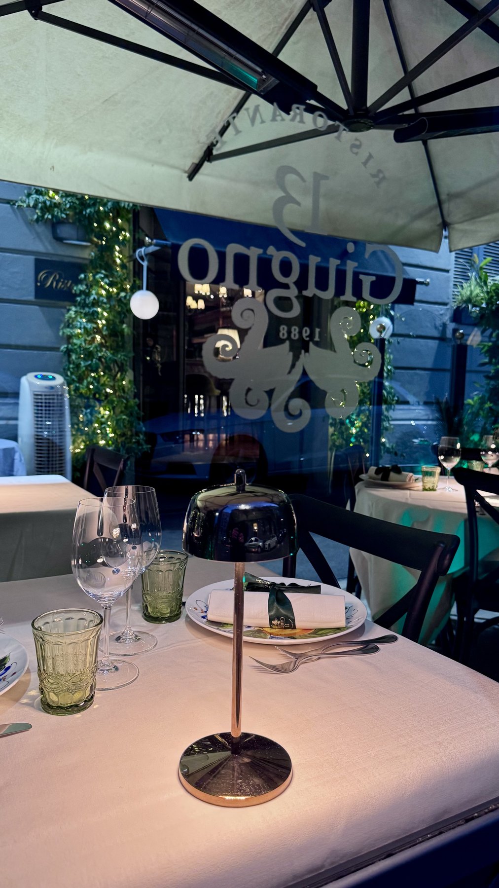 Il pianoforte nella Sala del Ristorante 13 Giugno