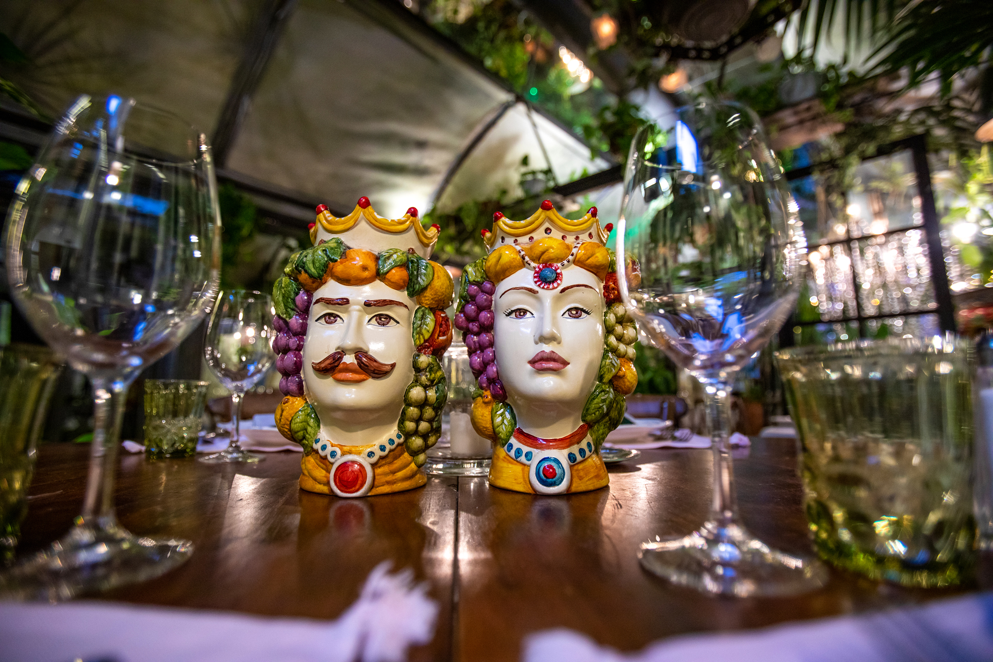 Teste di moro in ceramica sul tavolo del Ristorante 13 Giugno